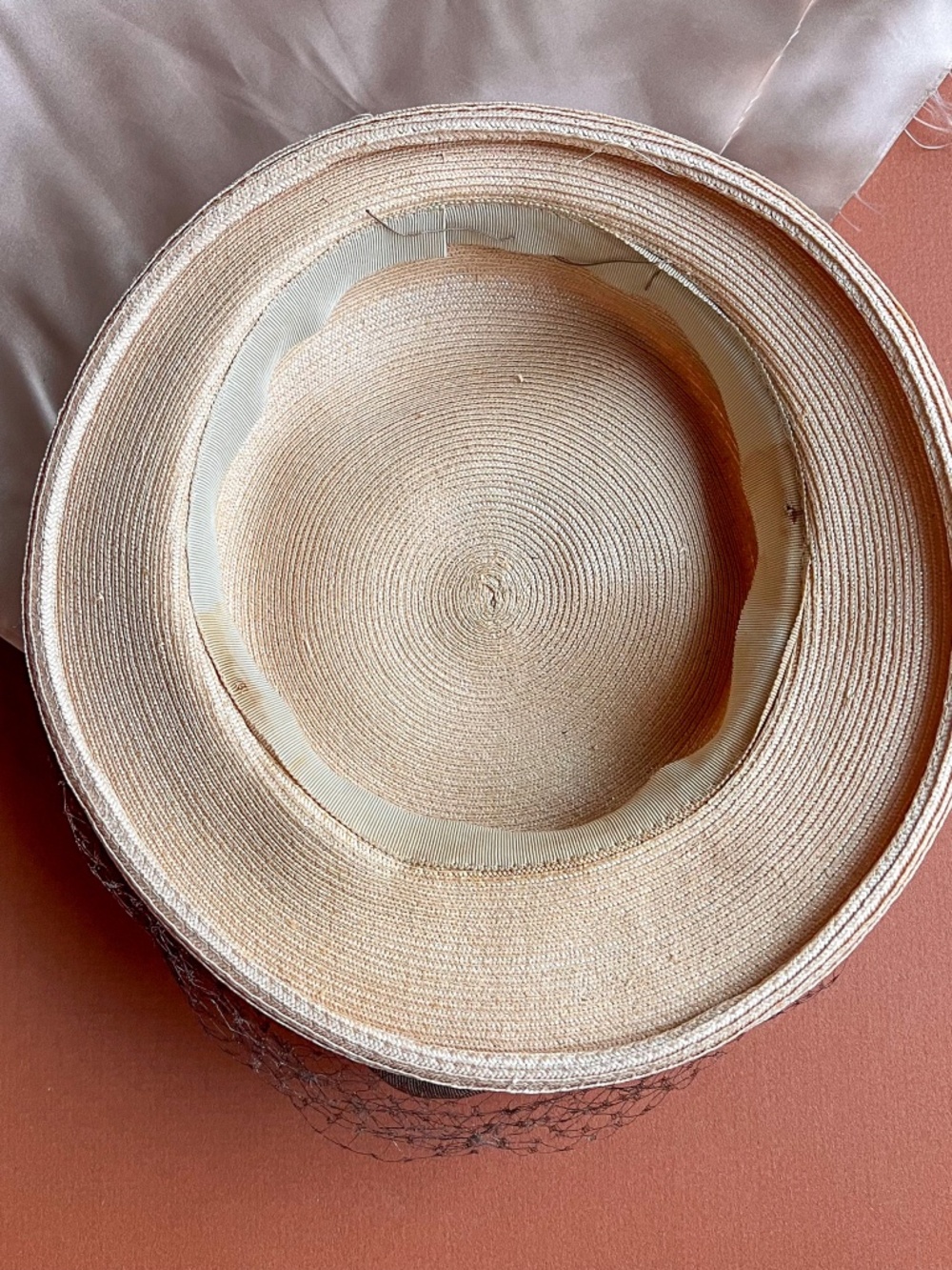 Vintage 1940s Straw Hat With Brown Netting - Picture 8 of 9